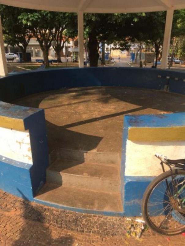 Depois de reclamaes sobre moradores de rua, Prefeitura de OC realiza operao de limpeza na Praa da Matriz