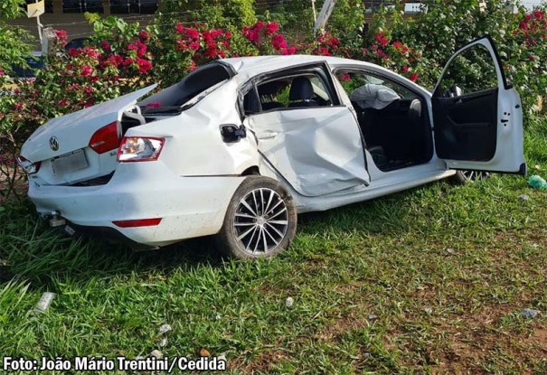 Ve�culo colide contra poste de energia na vicinal Tup� - Juli�nia