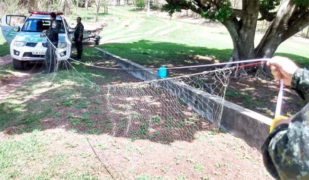Polícia Ambiental apreende rede de pesca armada no Rio do Peixe, em Parapuã