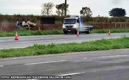 Veiculo capota na SP-294, No trecho entre Iacri e Parapuã 