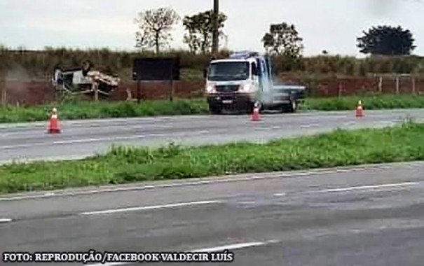 Veiculo capota na SP-294, No trecho entre Iacri e Parapu� 