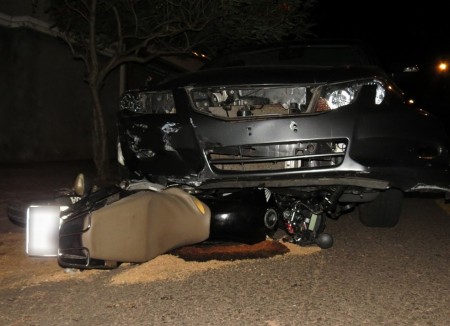 Carro arrasta motocicleta após colisão em cruzamento em Dracena; motorista pensou que era galho preso ao automóvel