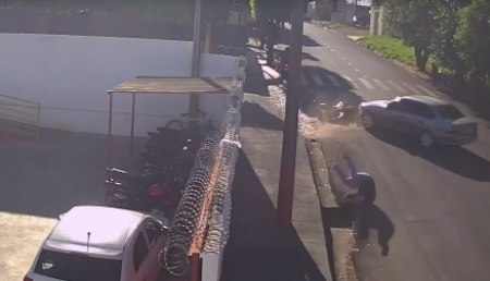 Acidente entre carro e moto deixa uma pessoa ferida em Osvaldo Cruz