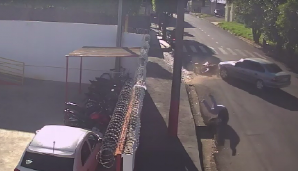 Acidente entre carro e moto deixa uma pessoa ferida em Osvaldo Cruz
