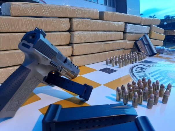 Passageiras de dois �nibus s�o presas com pistola, muni��es e por��es de maconha durante fiscaliza��o na Rodovia Raposo Tavares