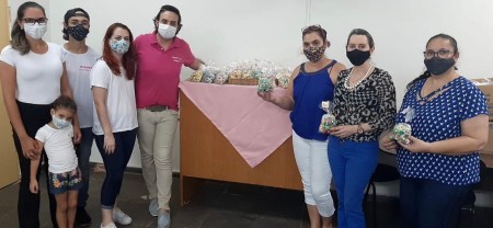ROTARACT de Osvaldo Cruz entrega lembranças para professores