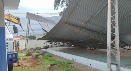 Prefeitura de OC inicia retirada da cobertura do Centro Comunitário da Vila Califórnia danificada pelo vendaval
