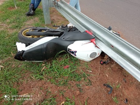 Motociclista é socorrido em estado grave após colidir em defensa metálica na Rodovia Comandante João Ribeiro de Barros, em OC