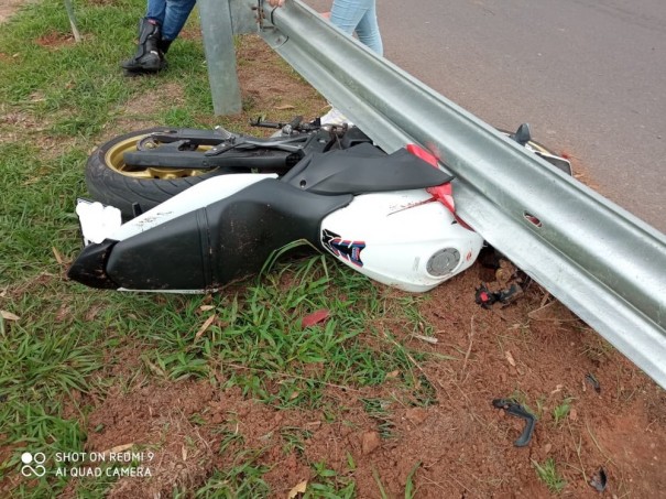 Motociclista � socorrido em estado grave ap�s colidir em defensa met�lica na Rodovia Comandante Jo�o Ribeiro de Barros, em OC