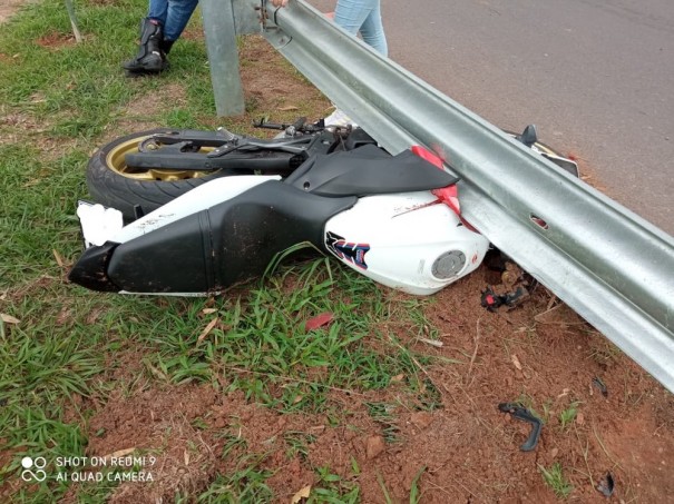 Motociclista  socorrido em estado grave aps colidir em defensa metlica na Rodovia Comandante Joo Ribeiro de Barros, em OC