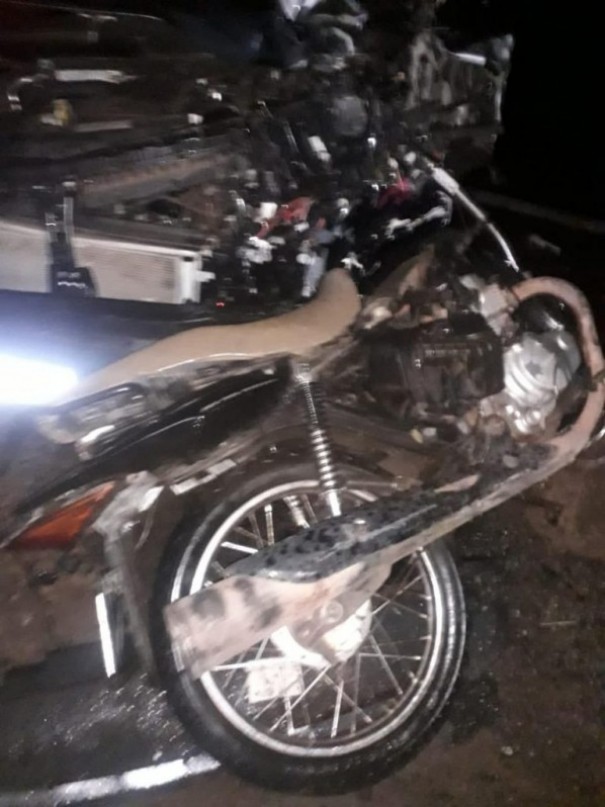 Ap�s choque entre carro e moto, motociclista � arremessado e morre na SP-294, em Tup�