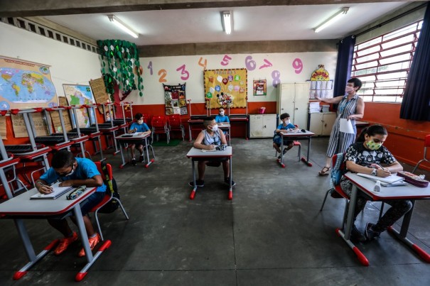 Aulas presenciais voltam a ser obrigatrias para 100% dos alunos em SP a partir de segunda-feira