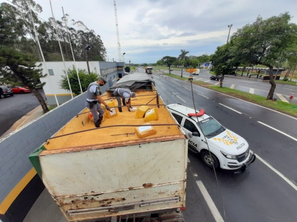 Fiscalizao descobre fardos de maconha escondidos em meio a carga de soja transportada em carreta em Presidente Prudente