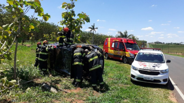 Motorista perde o controle da direo e capota veculo na vicinal que liga Iacri a Rinpolis