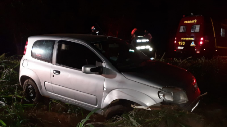 Cinco pessoas ficam feridas após choque contra barranco na vicinal que liga Iacri a Rinópolis