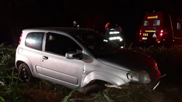 Cinco pessoas ficam feridas aps choque contra barranco na vicinal que liga Iacri a Rinpolis