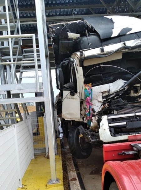 Caminhão bate em estrutura de praça de pedágio na Rodovia Comandante João Ribeiro de Barros