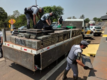Fiscalização policial em caminhão apreende mais de 4 toneladas de maconha na SP-425