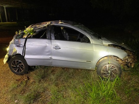 Após perder o controle da direção, motorista capota carro e é socorrido em estado grave