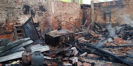 Incêndio destrói residência em Bastos e provoca ferimentos em duas pessoas