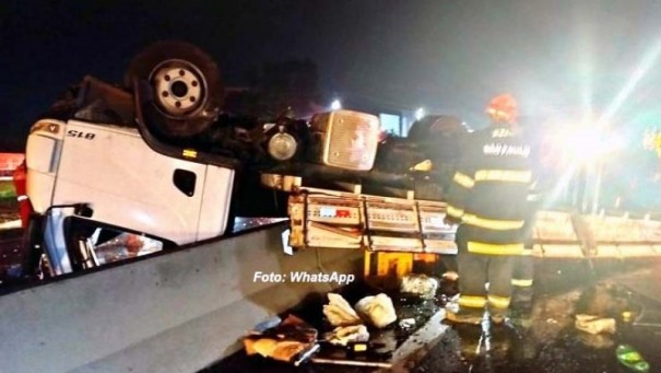 Tr�s pessoas ficam feridas em tombamento de caminh�o na SP-294