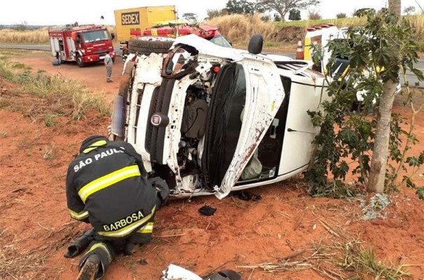 Carro capota e fere duas pessoas na vicinal que liga Rin�polis e Piacatu