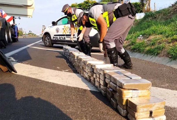 Ap�s acidente na SP-294, caminhoneiro � flagrado com tabletes de coca�na