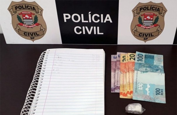 Pol�cia Civil de Bastos apreende maconha e anota��es de vendas de drogas na casa de investigado