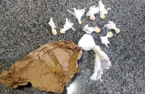 Pol�cia Militar de Bastos prende indiv�duo e apreende crack e coca�na