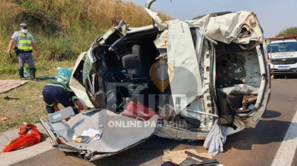 Casal fica ferido ap�s capotamento na SP-294