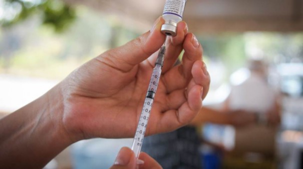 Parapu� inicia vacina��o da 3� dose em maiores de 85 anos