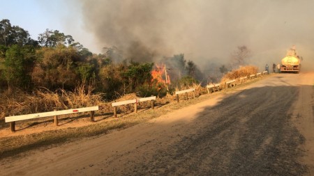 Corpo de Bombeiros segue trabalhando no combate a incêndio em propriedade rural no bairro Venda Branca em Osvaldo Cruz