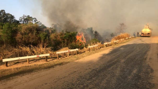 Corpo de Bombeiros segue trabalhando no combate a incndio em propriedade rural no bairro Venda Branca em Osvaldo Cruz
