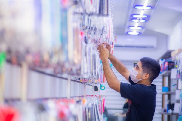 Vendedor, faxineiro, servente, caixa: veja os cargos que mais abrem vagas e lista de empregos em alta e em baixa