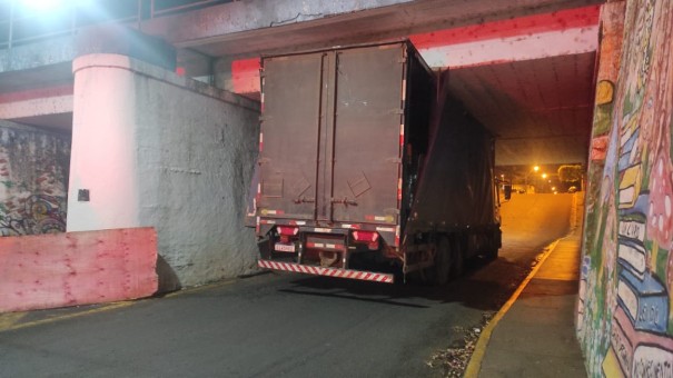 Caminh�o Ba� fica 'entalado' no Viaduto da Avenida Presidente Vargas, em Osvaldo Cruz