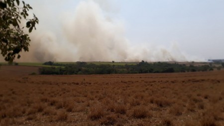 Incêndio em propriedade rural do Bairro Venda Branca em Osvaldo Cruz atinge plantação de cana-de-açúcar