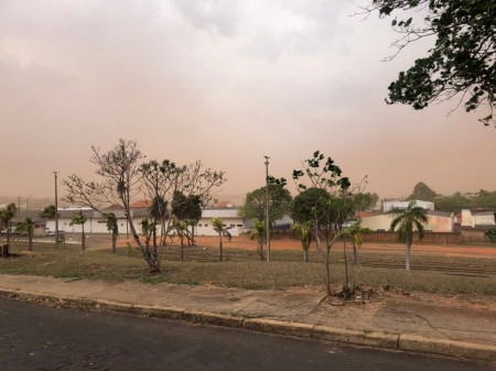 Temporal de poeira causa estragos em Osvaldo Cruz