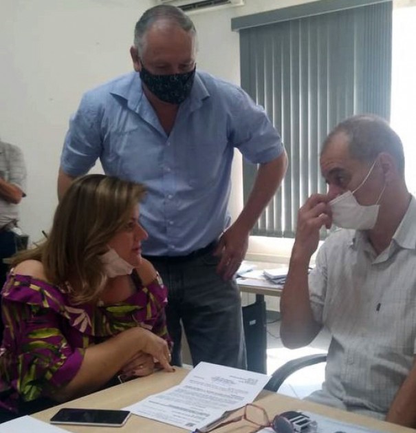 Prefeita de Salmour�o participa de reuni�o na CDHU, apresenta reivindica��es e pede entrega de casas populares