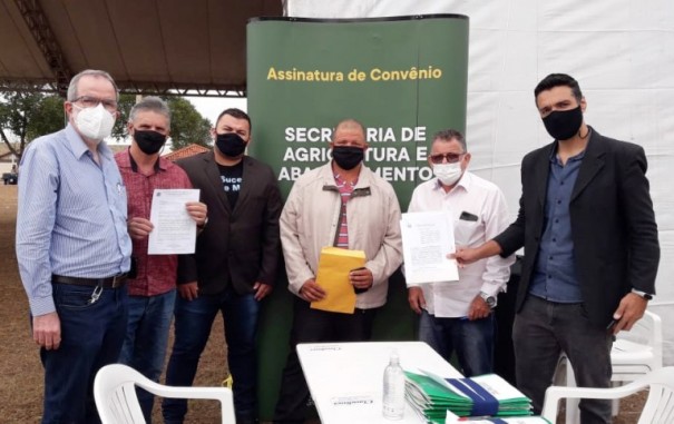 Prefeito de Fl�rida Paulista assina conv�nio com o Estado para Programa Rotas Rurais