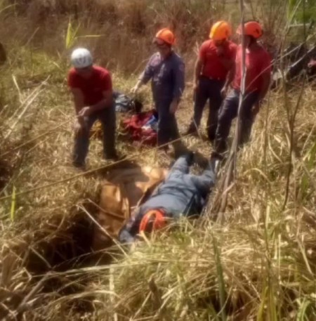 Idoso cai em buraco de 13 metros de profundidade no meio de pastagem em fazenda e resgate mobiliza bombeiros e policiais