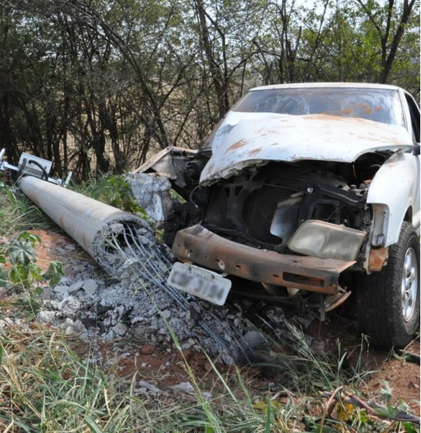 Acidente envolve tr�s ve�culos na SP-294