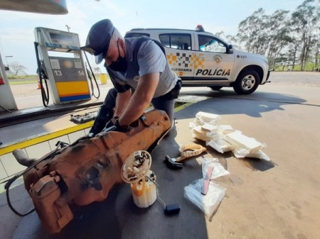 Fiscalização encontra 30kg de cocaína escondidos em tanque de combustíveis de carro e motorista acaba preso em flagrante