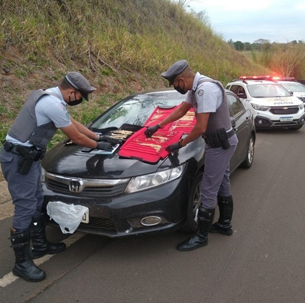 Pol�cia encontra joias avaliadas em quase R$ 600 mil e pistola com muni��es em fiscaliza��o