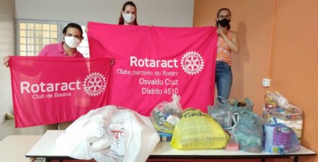 Rotaract de Osvaldo Cruz e Bastos realiza entrega de mantimentos a família que teve a casa incendiada