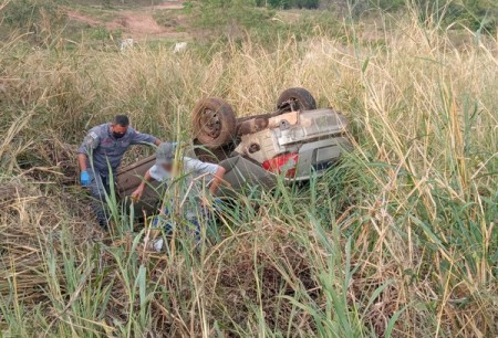 Motorista perde o controle da direção e capota carro na Rodovia Júlio Budiski