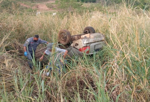 Motorista perde o controle da dire��o e capota carro na Rodovia J�lio Budiski