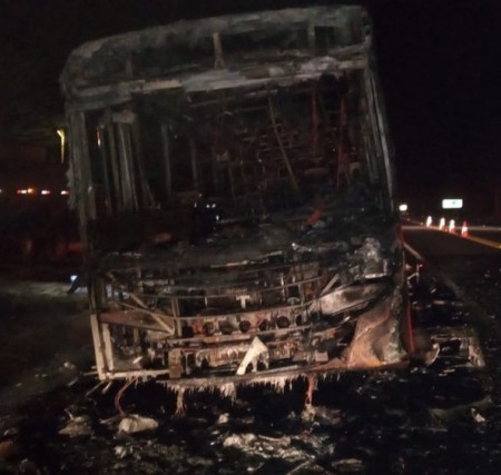 Após estouro de pneu, ônibus pega fogo na Rodovia Comandante João Ribeiro de Barros