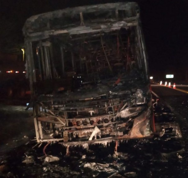 Ap�s estouro de pneu, �nibus pega fogo na Rodovia Comandante Jo�o Ribeiro de Barros