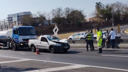 Roda se solta de caminhão, atinge carro e mata condutor na SP-294