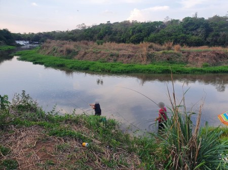 Homens são advertidos pela Polícia Militar Ambiental por pescarem em local proibido no Rio Laranja Doce
